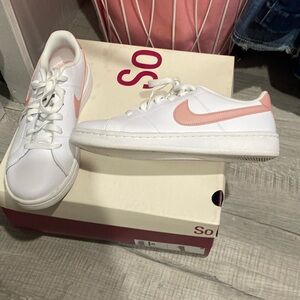 White leatherr Nike with pink.